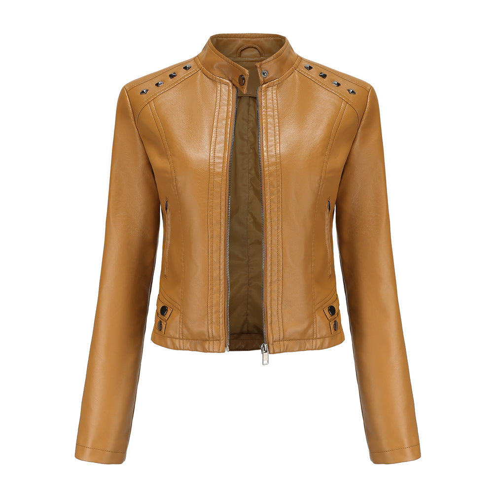 Kort dames jack van nepleer met zilverkleurige studs en diepe ritszakken
