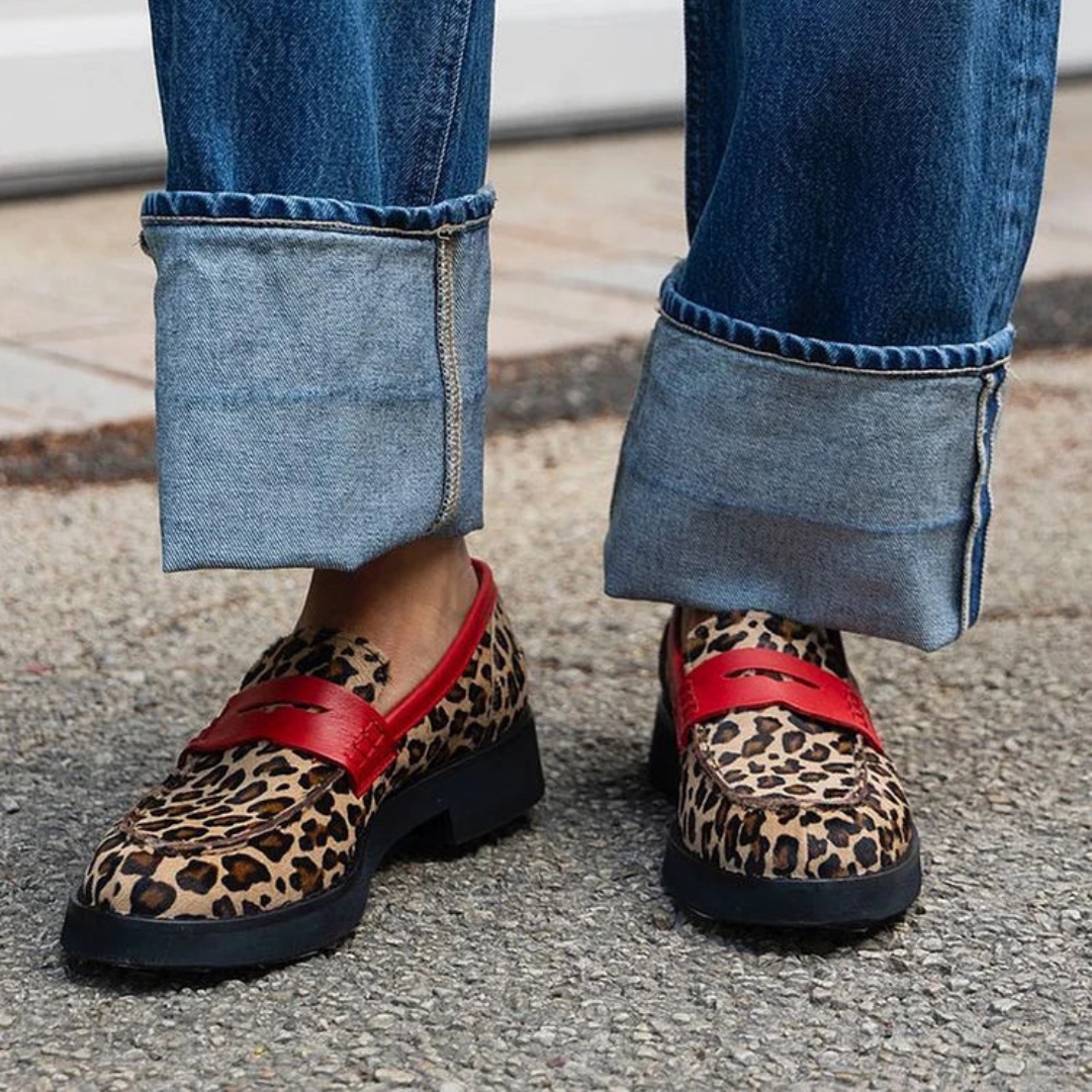 Handgemaakte dames mocassins met speelse wildprint in warme bruintinten