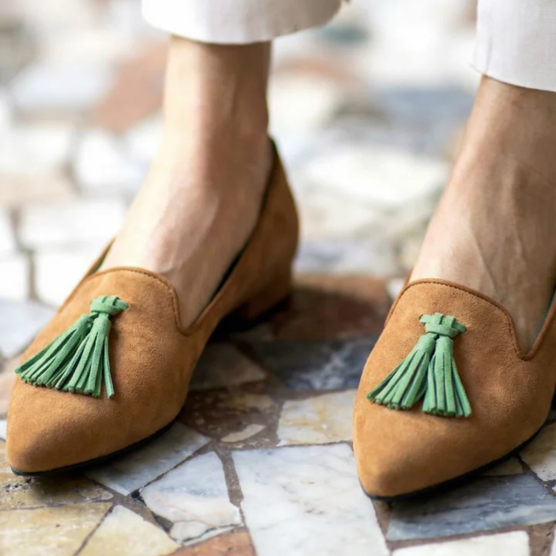 Handgemaakte mocassins met speelse pompon, elegante afwerking en comfortabele pasvorm