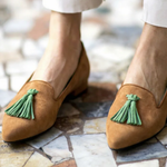 Handgemaakte mocassins met speelse pompon, elegante afwerking en comfortabele pasvorm