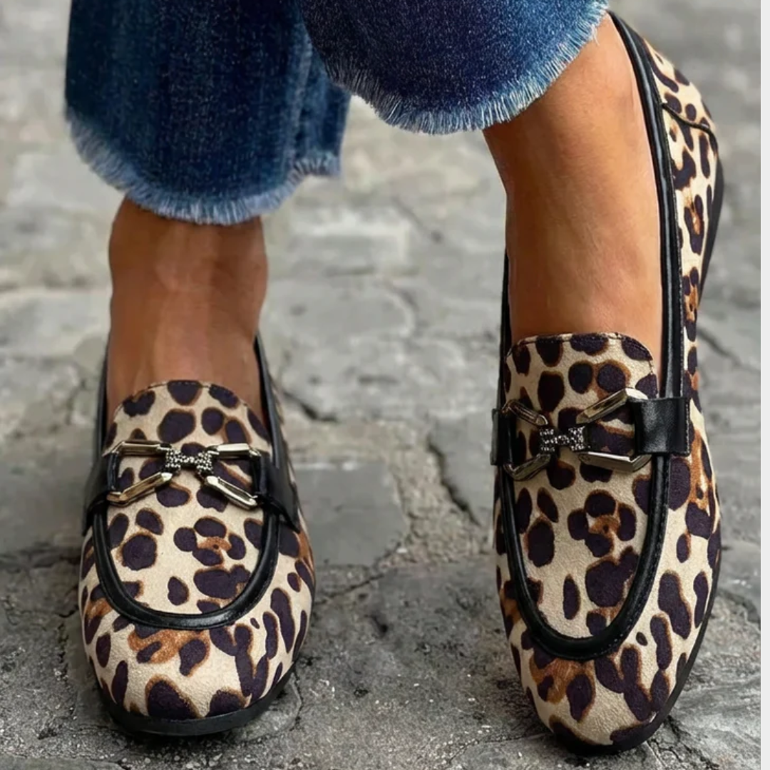 Moderne dames mocassins met luipaardprint in bruintinten en een comfortabele platte zool