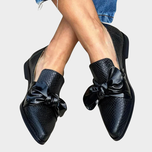 Elegante instappers voor dames met sierlijke strik en verzorgde afwerking in effen kleur