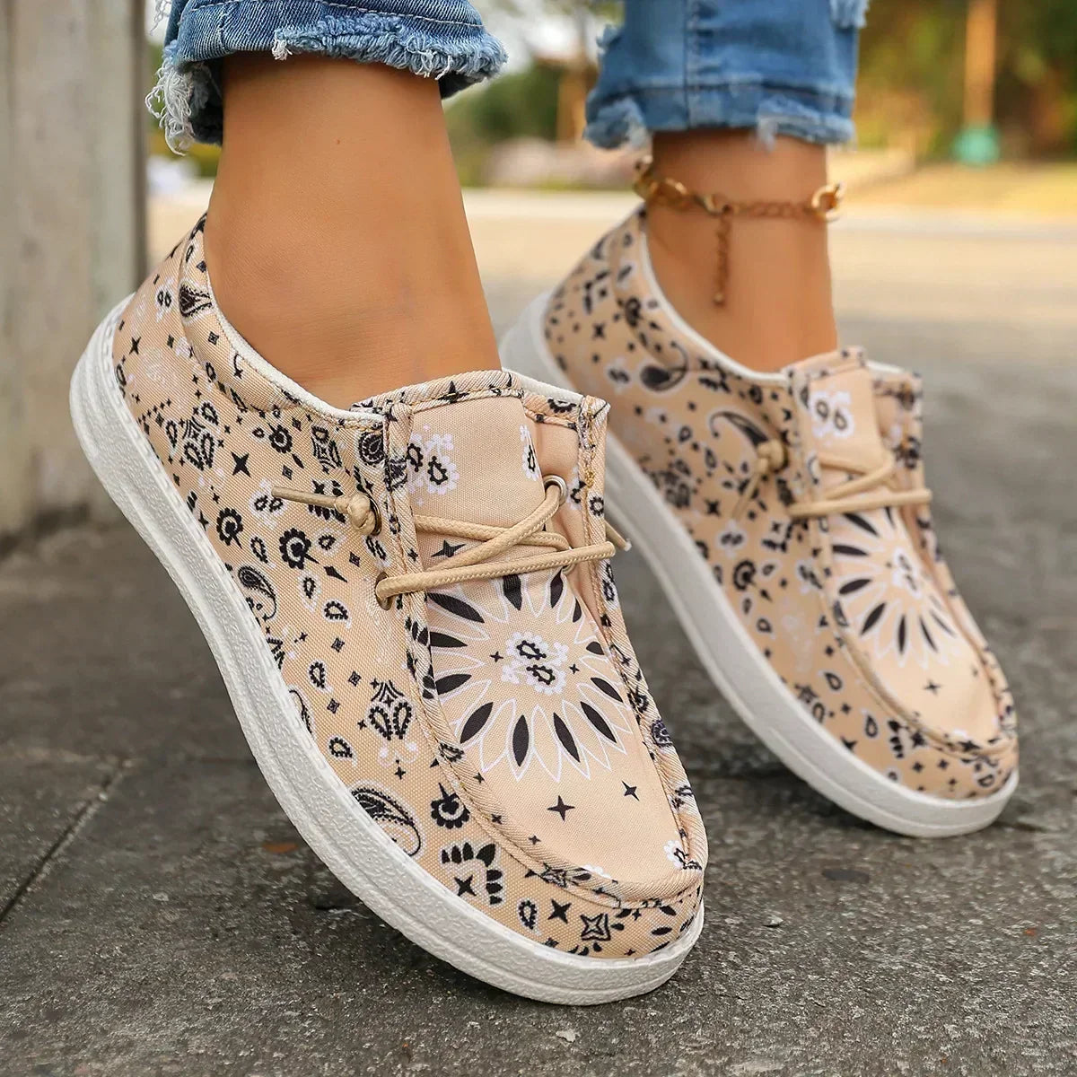 Lichte instapmodel loafers voor dames met kleurrijke boho-print en zachte zool
