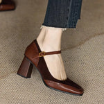 Klassieke dames hakken met vierkante neus, brogue stiksels en smalle enkelband