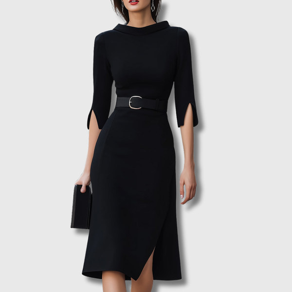 Klassieke zwarte midi jurk met ceintuur in de taille, zijsplit en driekwart mouwen