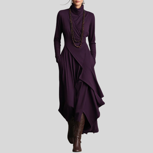 Elegante maxi jurk met zachte asymmetrische lagen en subtiele hoge halslijn