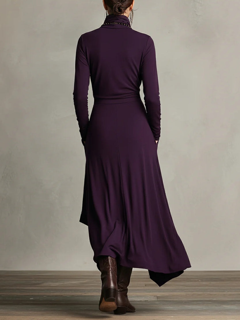 Elegante maxi jurk met zachte asymmetrische lagen en subtiele hoge halslijn