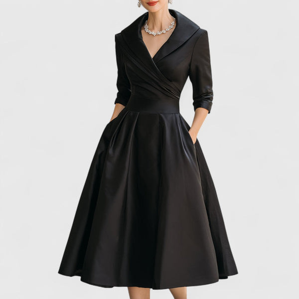 Elegante midi jurk met vloeiende rok, discrete zijrits en subtiele zijzakken