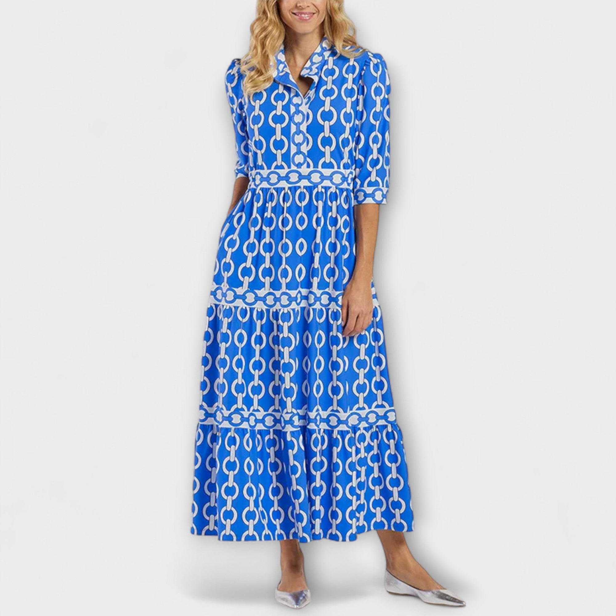 Elegante midi jurk met klassieke kettingprint en soepel vallende vloeiende stof