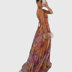 Lange maxi jurk met romantische bloemenprint, hoge taille en gekruiste bandjes