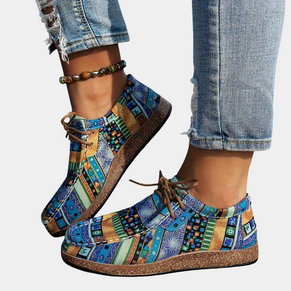Comfortabele dames schoenen met boho-print in warme tinten en ontspannen pasvorm