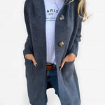 Lang gebreid vest met knoopsluiting voor dames, gedragen over een effen top en een jeans