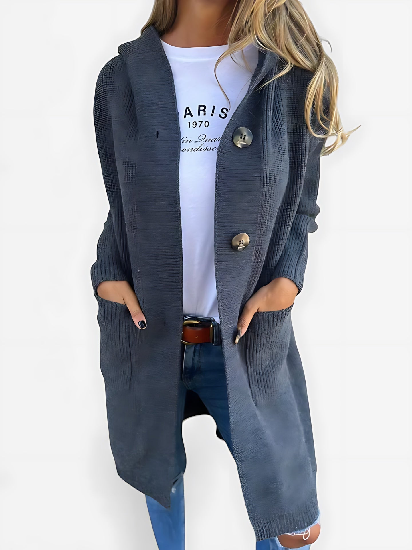 Lang gebreid vest met knoopsluiting voor dames, gedragen over een effen top en een jeans