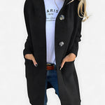 Lang gebreid vest met knoopsluiting voor dames, gedragen over een effen top en een jeans
