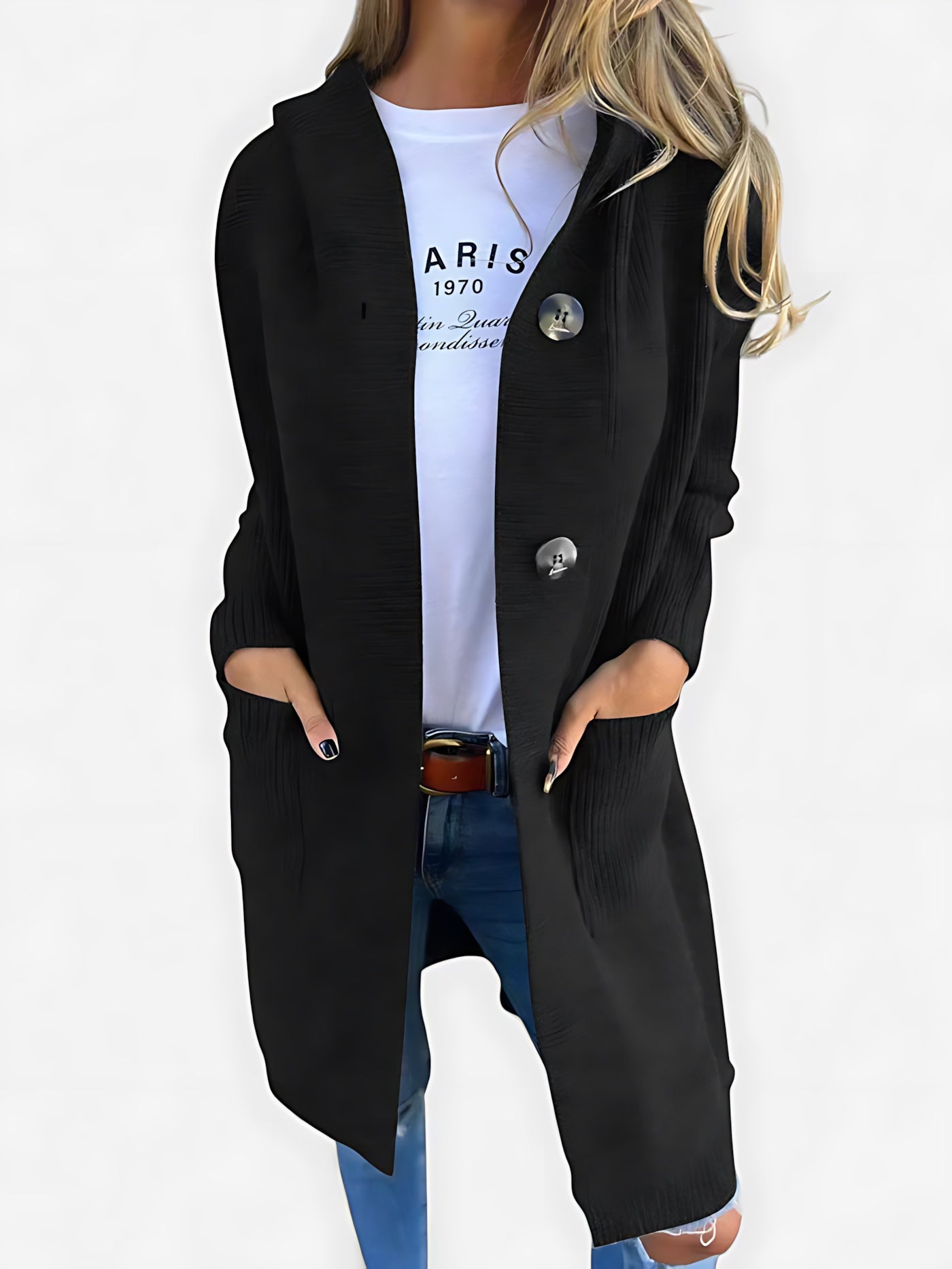 Lang gebreid vest met knoopsluiting voor dames, gedragen over een effen top en een jeans