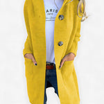 Lang gebreid vest met knoopsluiting voor dames, gedragen over een effen top en een jeans