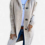 Lang gebreid vest met knoopsluiting voor dames, gedragen over een effen top en een jeans