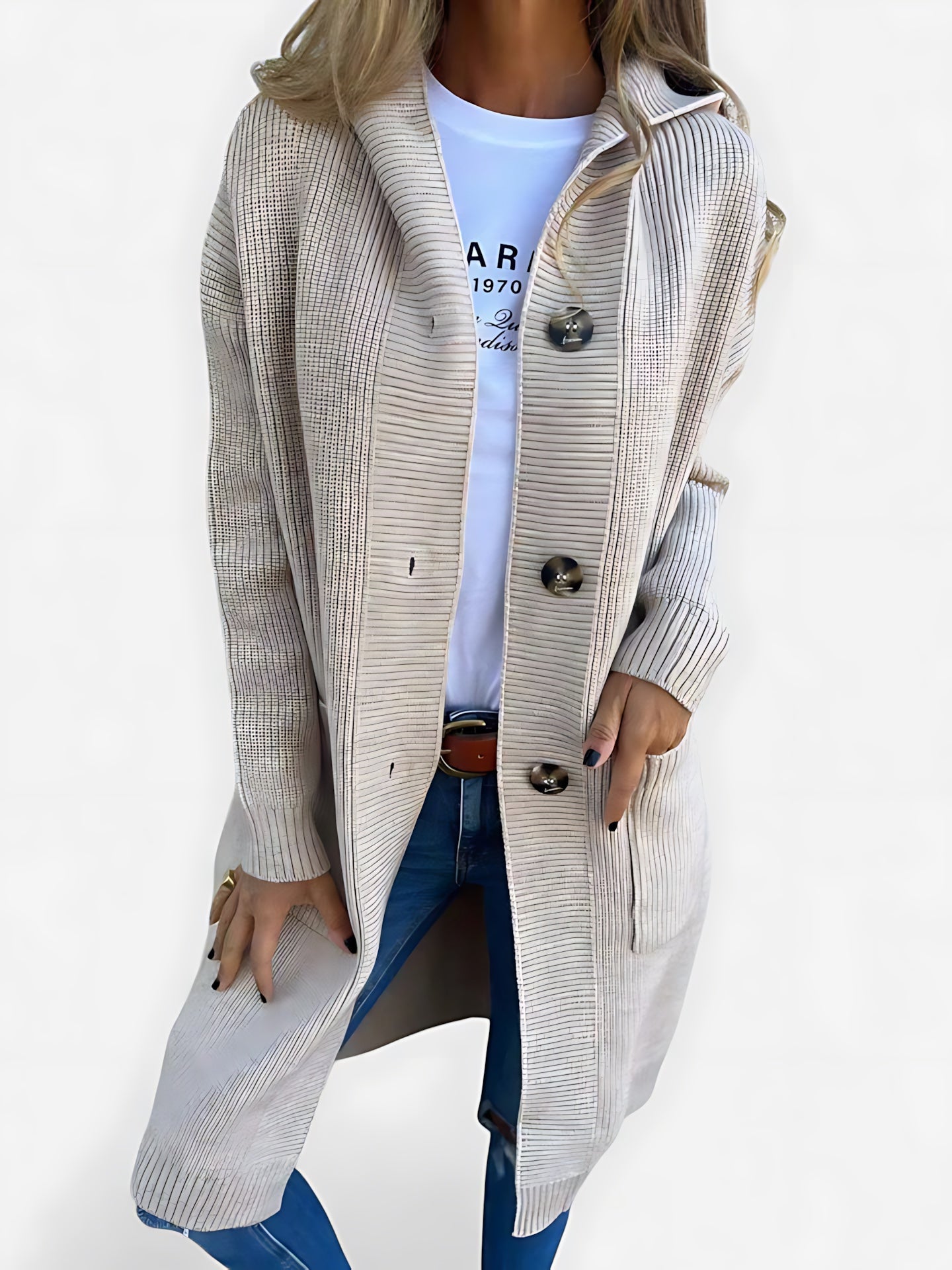 Lang gebreid vest met knoopsluiting voor dames, gedragen over een effen top en een jeans
