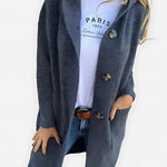 Lang gebreid vest met knoopsluiting voor dames, gedragen over een effen top en een jeans