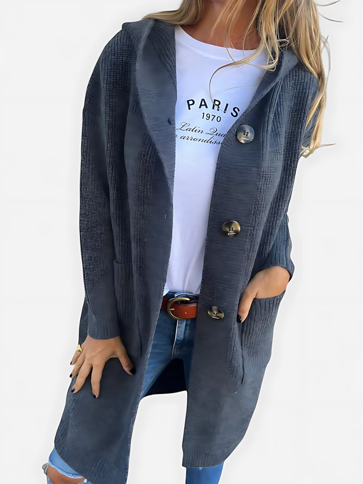 Lang gebreid vest met knoopsluiting voor dames, gedragen over een effen top en een jeans