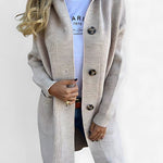 Lang gebreid vest met knoopsluiting voor dames, gedragen over een effen top en een jeans