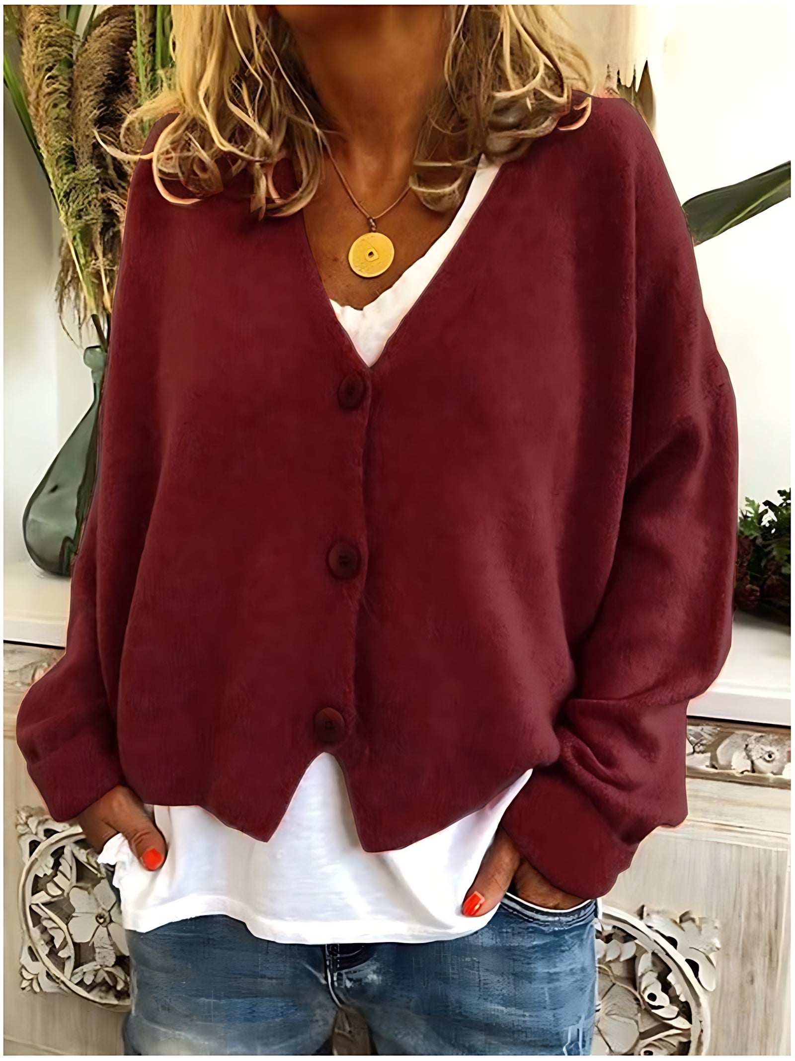 Gebreid vest met v-hals en knoopsluiting voor dames, los gedragen over een effen top