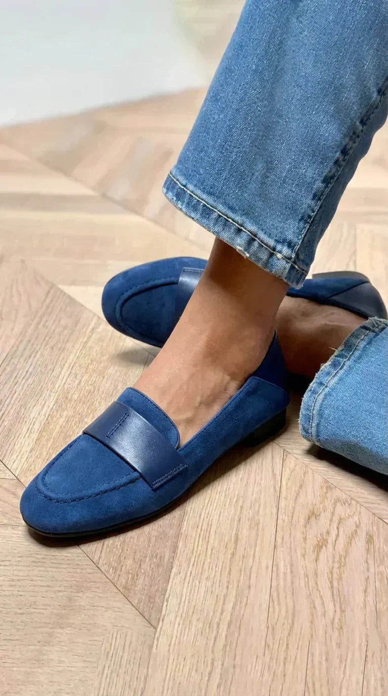 Klassieke dames mocassins in een effen neutrale kleur met elegante lijn en platte zool