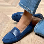 Klassieke dames mocassins in een effen neutrale kleur met elegante lijn en platte zool
