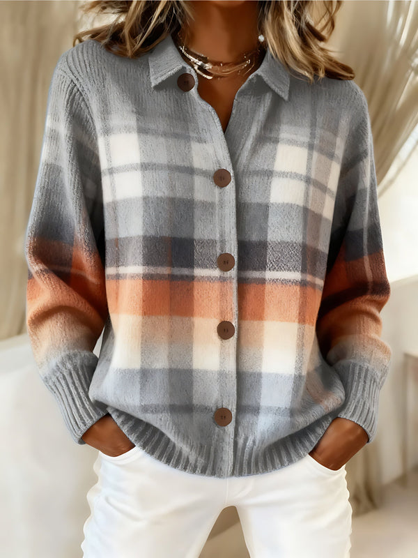 Geruit gebreid vest in warme tinten met knoopsluiting en lange mouwen, gedragen over een shirt