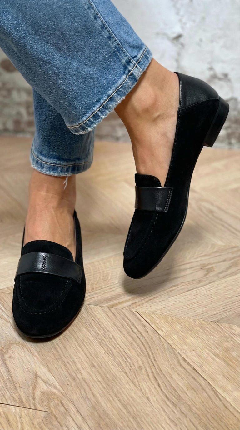 Klassieke dames mocassins in een effen neutrale kleur met elegante lijn en platte zool