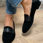 Klassieke dames mocassins in een effen neutrale kleur met elegante lijn en platte zool