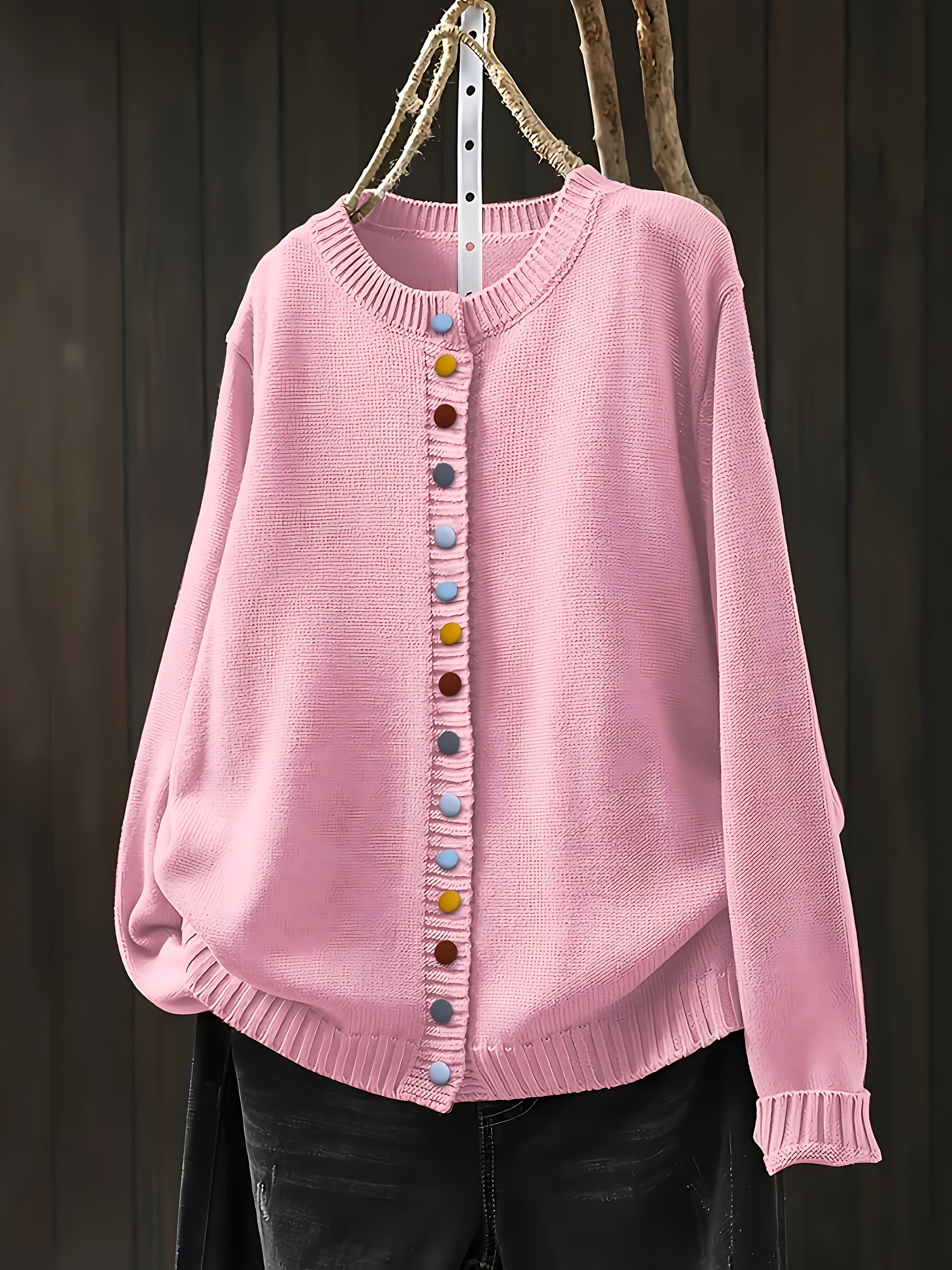 Gebreid vest met contrastknopen voor dames, gedragen over een effen top en een jeans