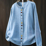 Gebreid vest met contrastknopen voor dames, gedragen over een effen top en een jeans