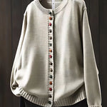 Gebreid vest met contrastknopen voor dames, gedragen over een effen top en een jeans