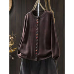 Gebreid vest met contrastknopen voor dames, gedragen over een effen top en een jeans