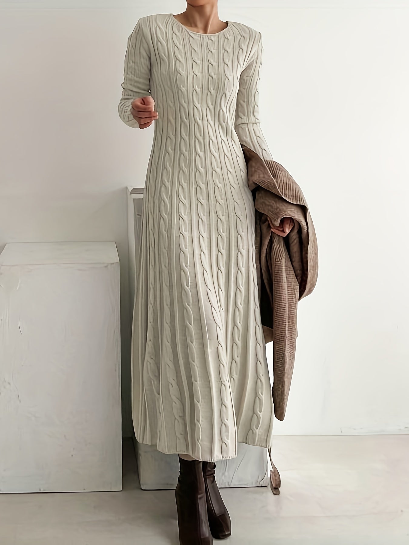 Comfortabele maxi jurk in kabeltricot met zachte val en lange lijn voor dames