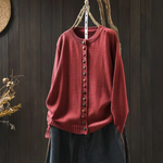 Gebreid vest met contrastknopen voor dames, gedragen over een effen top en een jeans