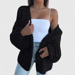Grofgebreid vest met open voorkant voor dames, gedragen over een effen top en een jeans
