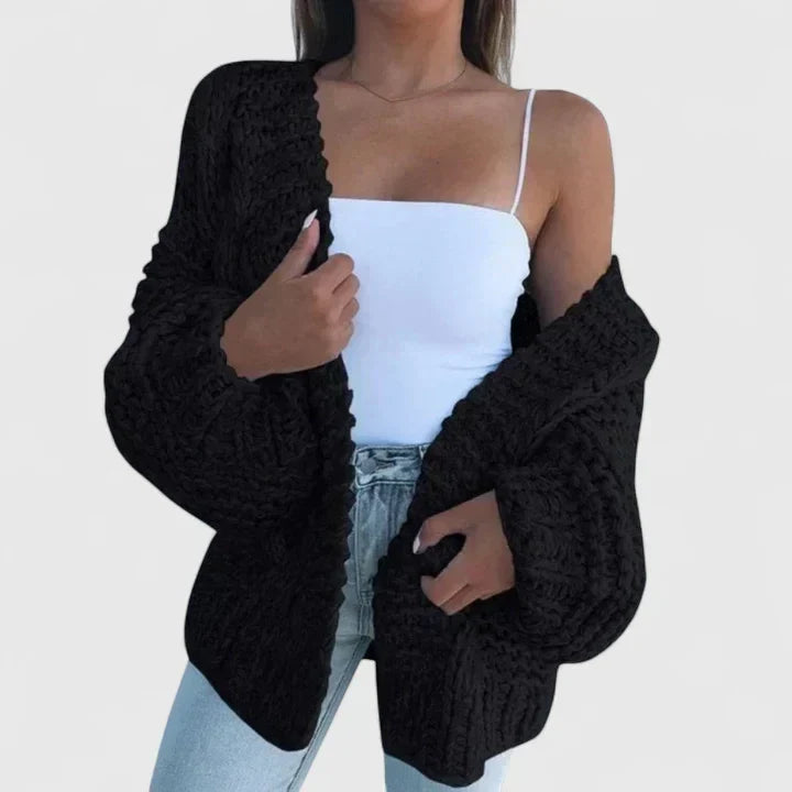 Grofgebreid vest met open voorkant voor dames, gedragen over een effen top en een jeans