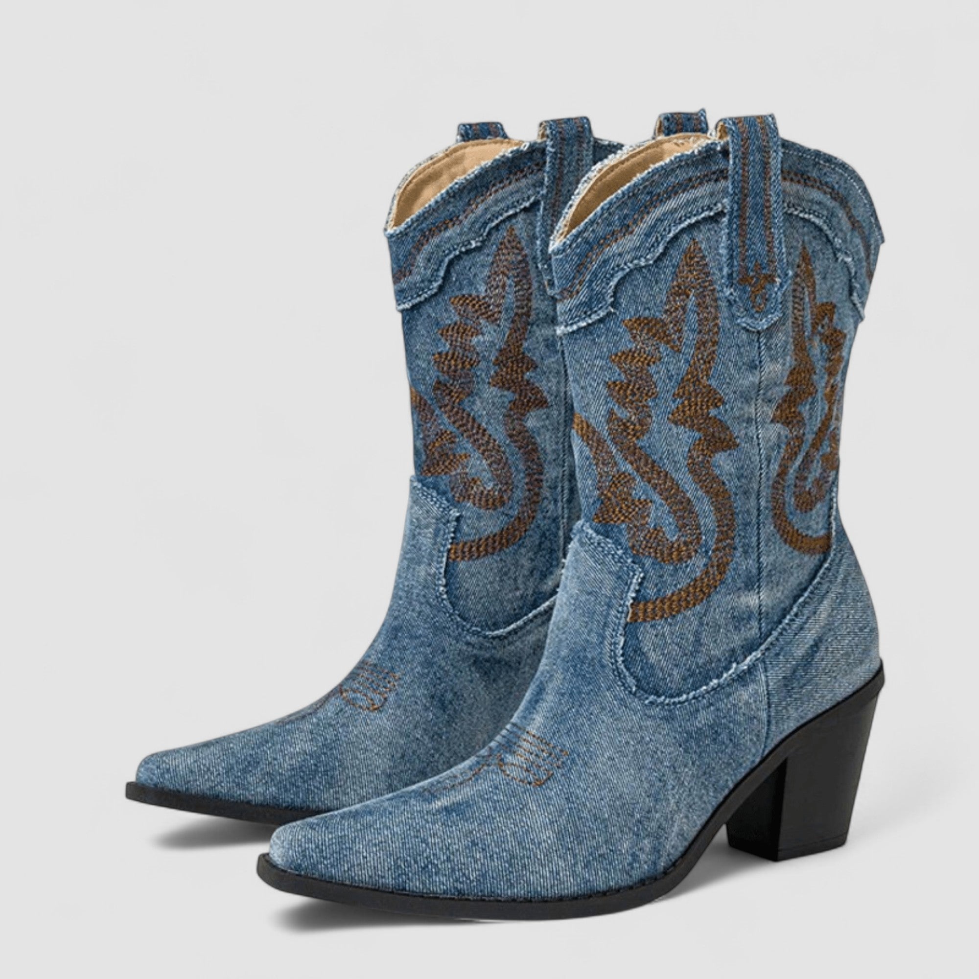 Lichtblauwe denim enkellaarsjes met orthopedische zool, lage blokhak en stiksels