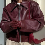 Oversized kort dames jack van nepleer met ruime schouderlijn