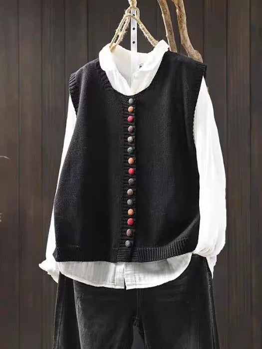 Mouwloos gebreid vest met knopen voor dames, gedragen over een effen top en een jeans