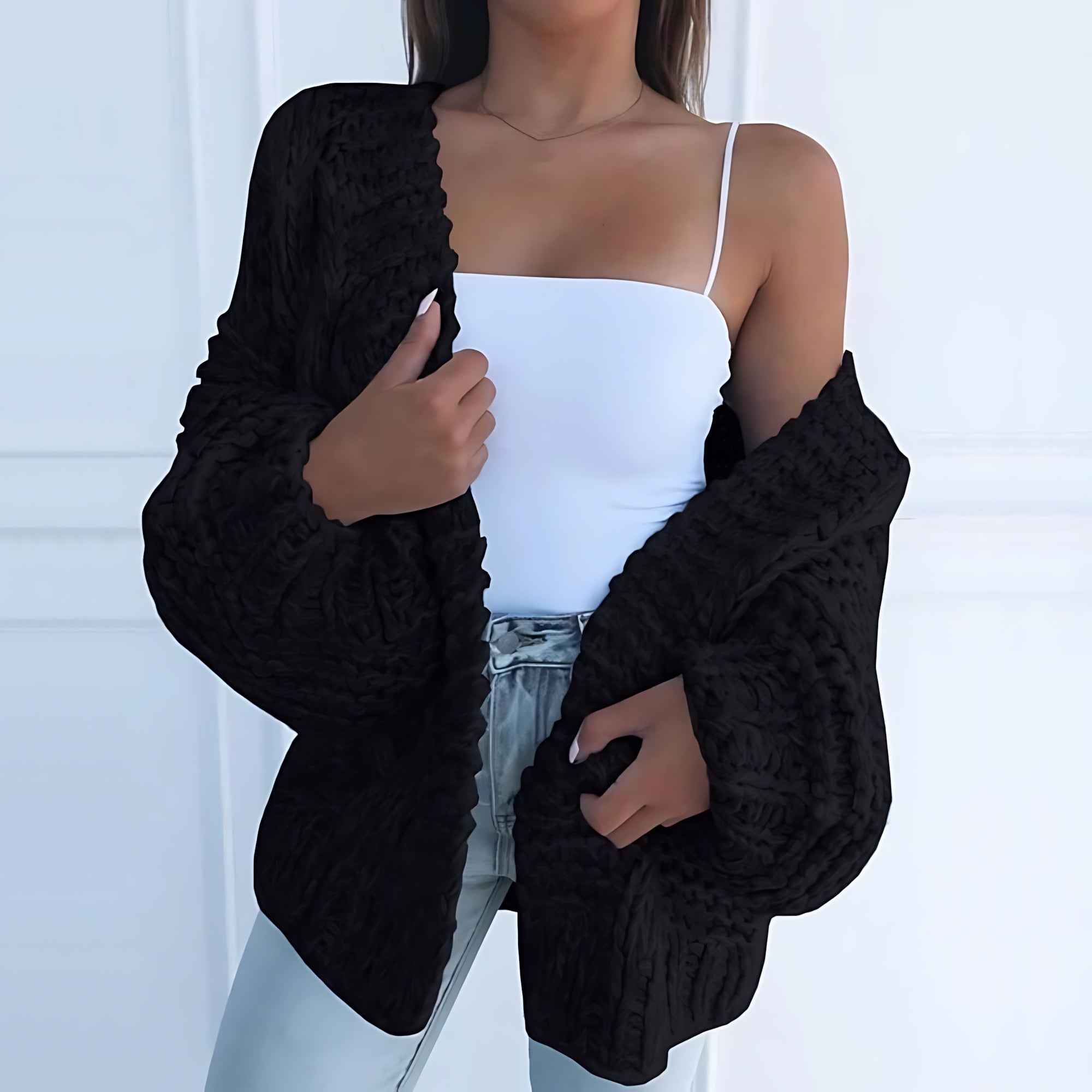 Grofgebreid vest met open voorkant voor dames, gedragen over een effen top en een jeans