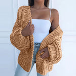 Grofgebreid vest met open voorkant voor dames, gedragen over een effen top en een jeans