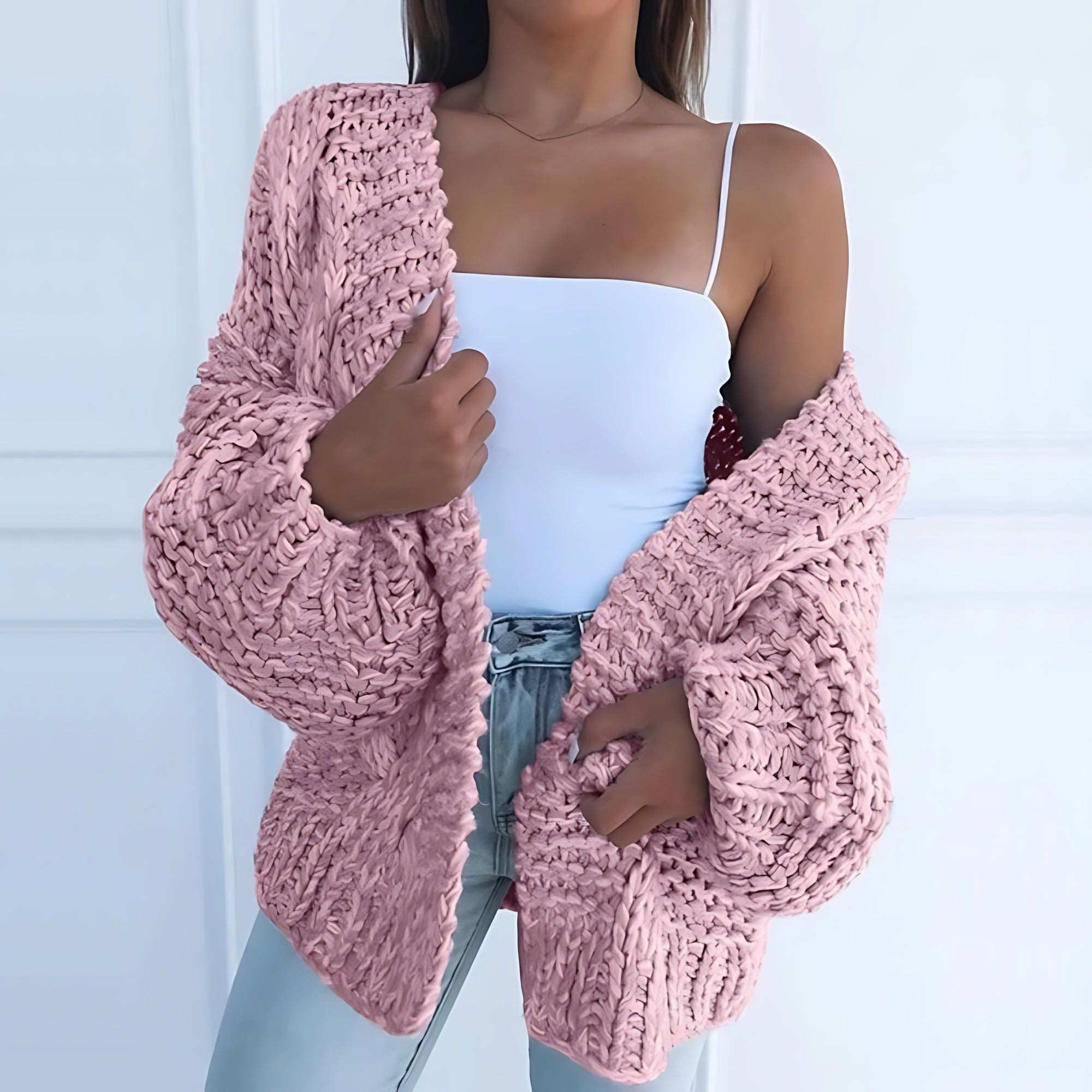 Grofgebreid vest met open voorkant voor dames, gedragen over een effen top en een jeans